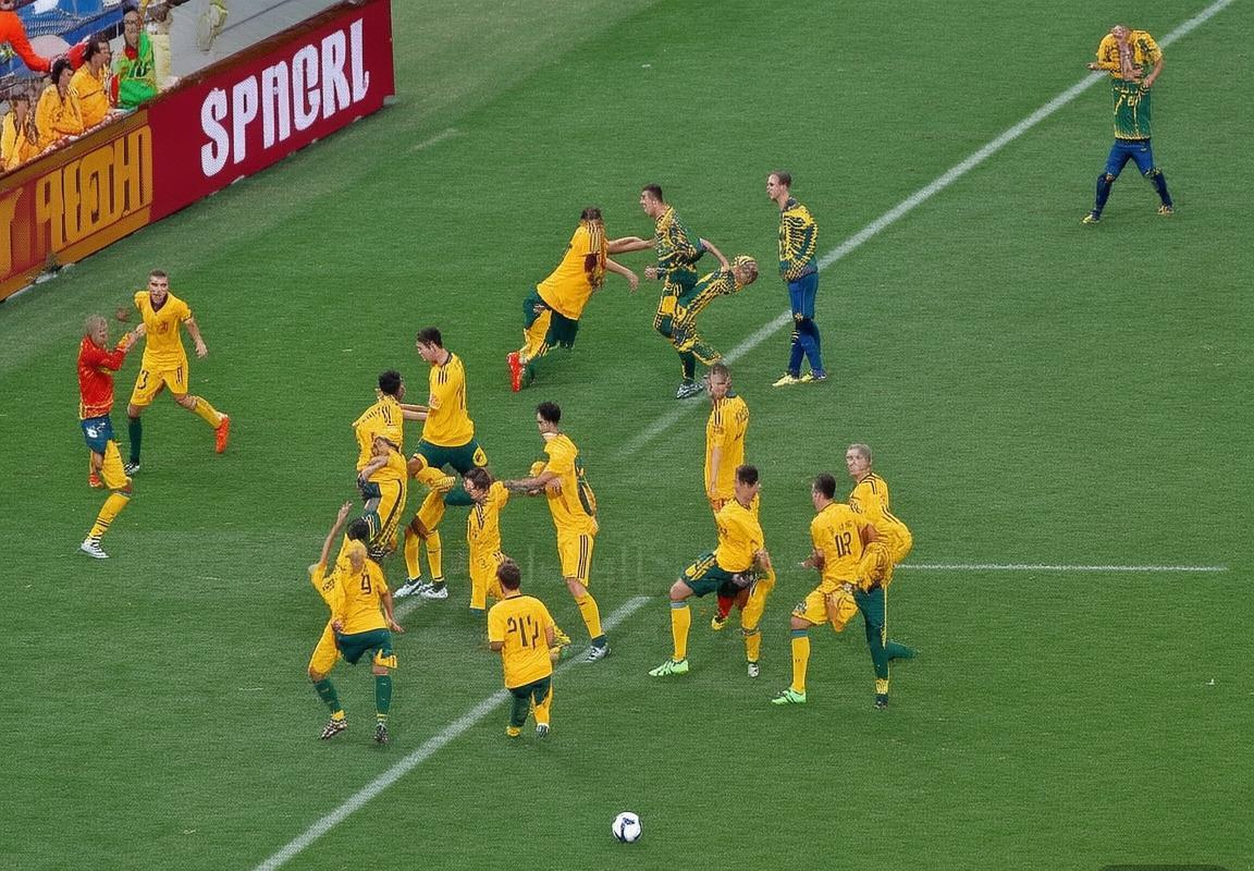 2014世界杯：西班牙3-0澳大利亚，流畅攻势对决精准反击(图1)